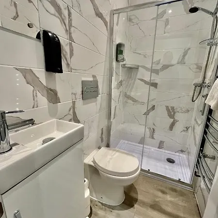 Entire House Sleeps 5 1 Min Walk To Station Villa West Byfleet Exterior photo