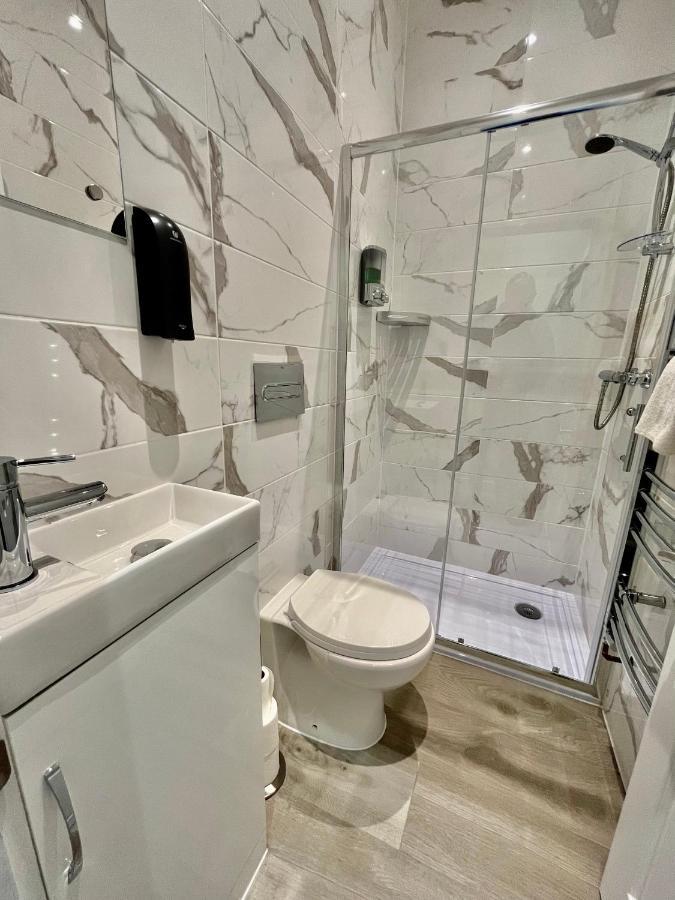 Entire House Sleeps 5 1 Min Walk To Station West Byfleet
