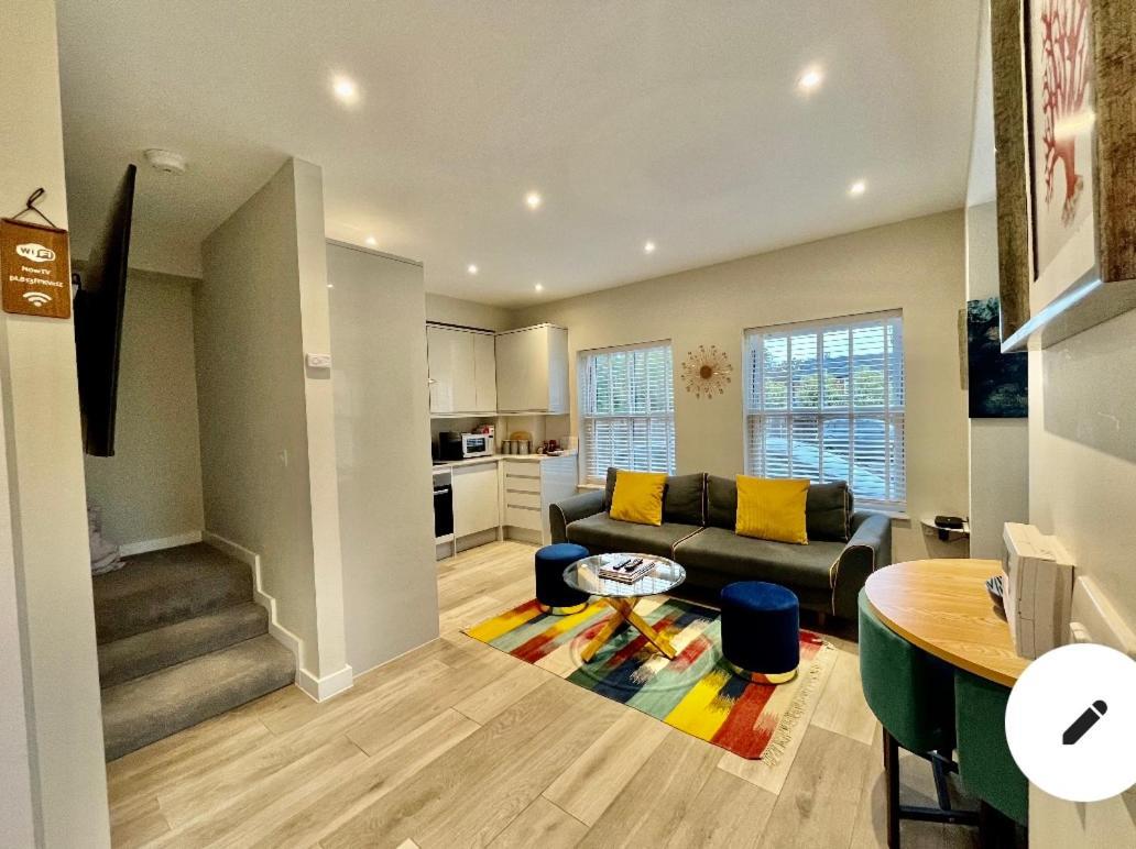 Holiday home Entire House Sleeps 5 1 Min Walk To Station