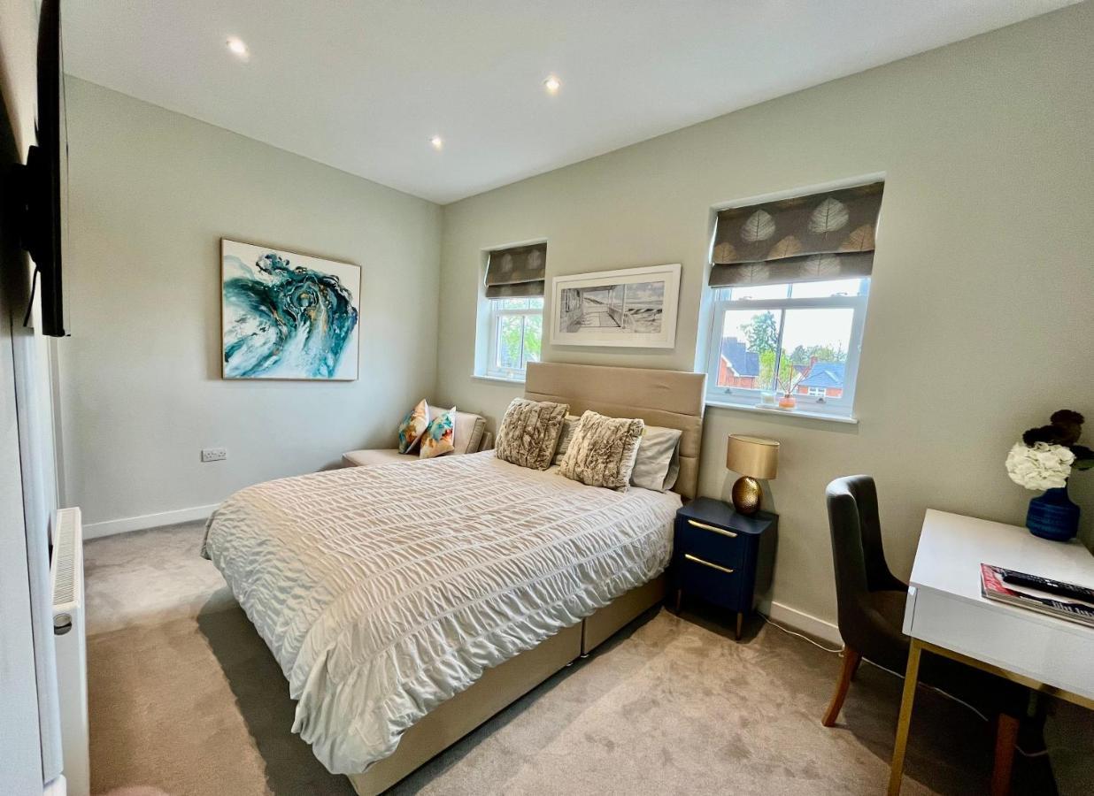 Entire House Sleeps 5 1 Min Walk To Station West Byfleet